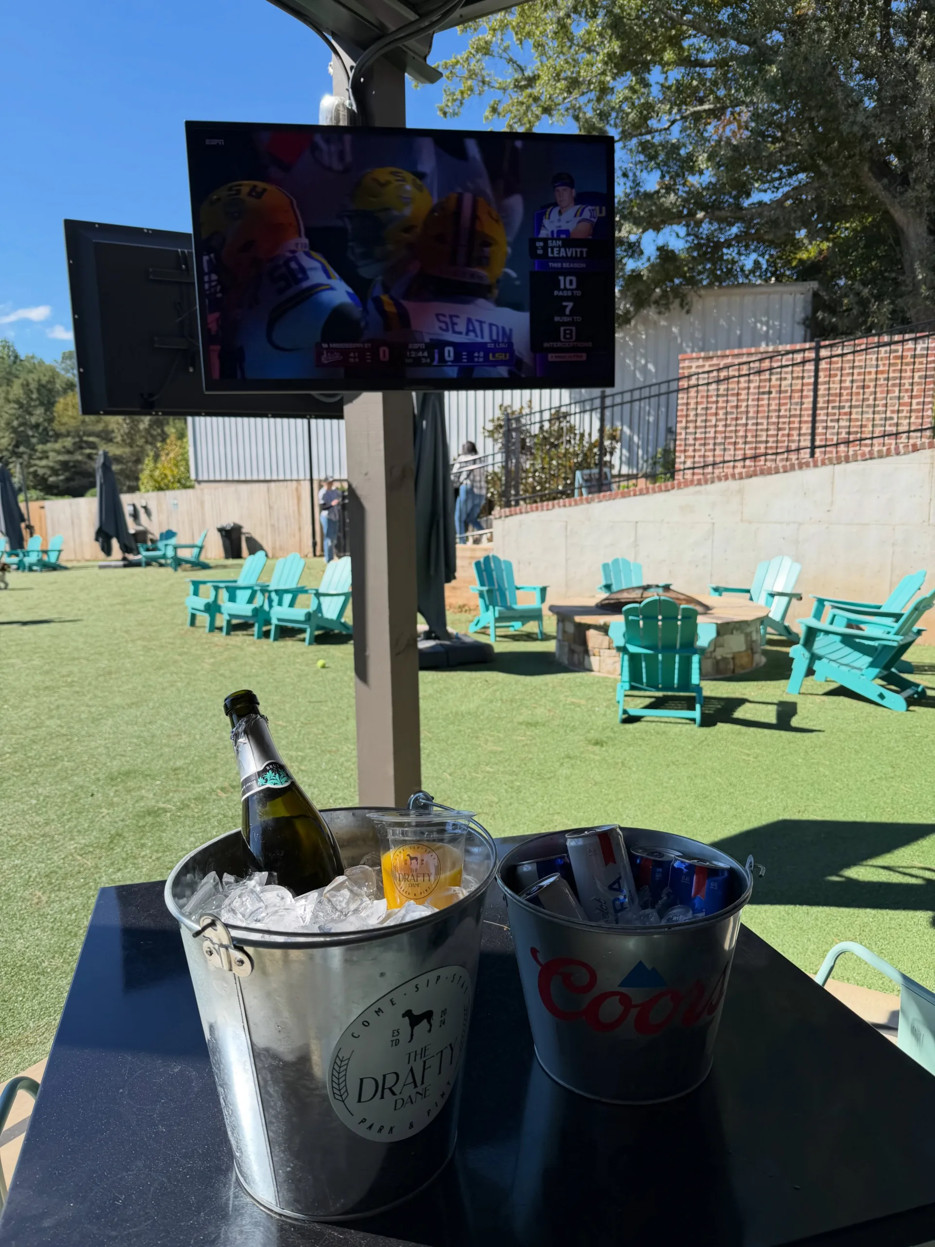 🍊 🧊 🍾 Mimosa and beer buckets on this fine football Saturday! We also have the hot cider ready to go, delicious with caramel or cinnamon whiskey 😋 🥃 🍎 Bring your pups and settle in for a perfect Saturday 🐾